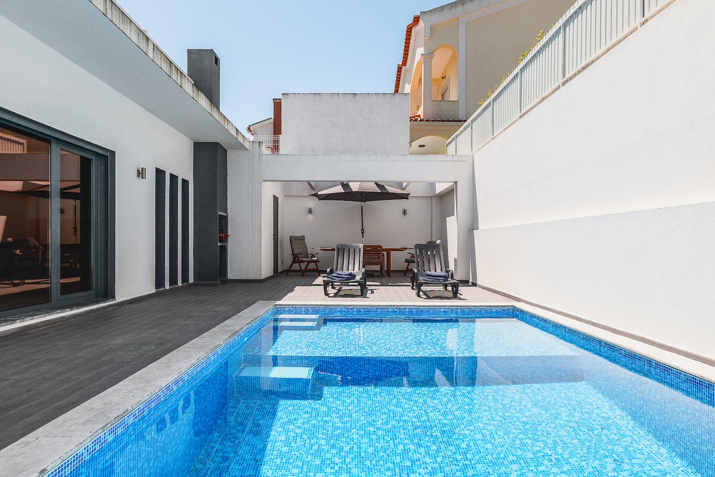 Piscine privée de la villa à Corroios