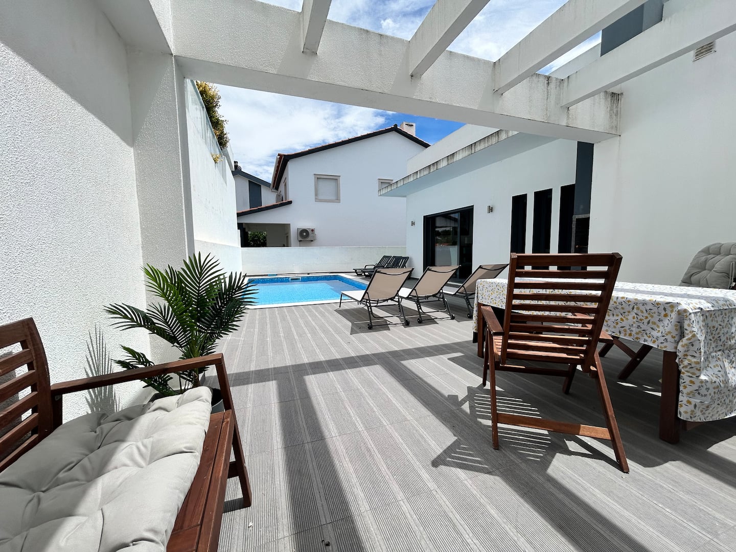 Terrasse ombragée avec vue sur la piscine