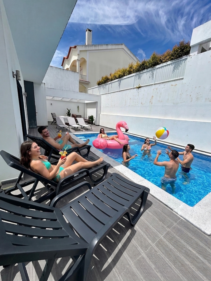 Pool party na piscina com flamingo insuflável