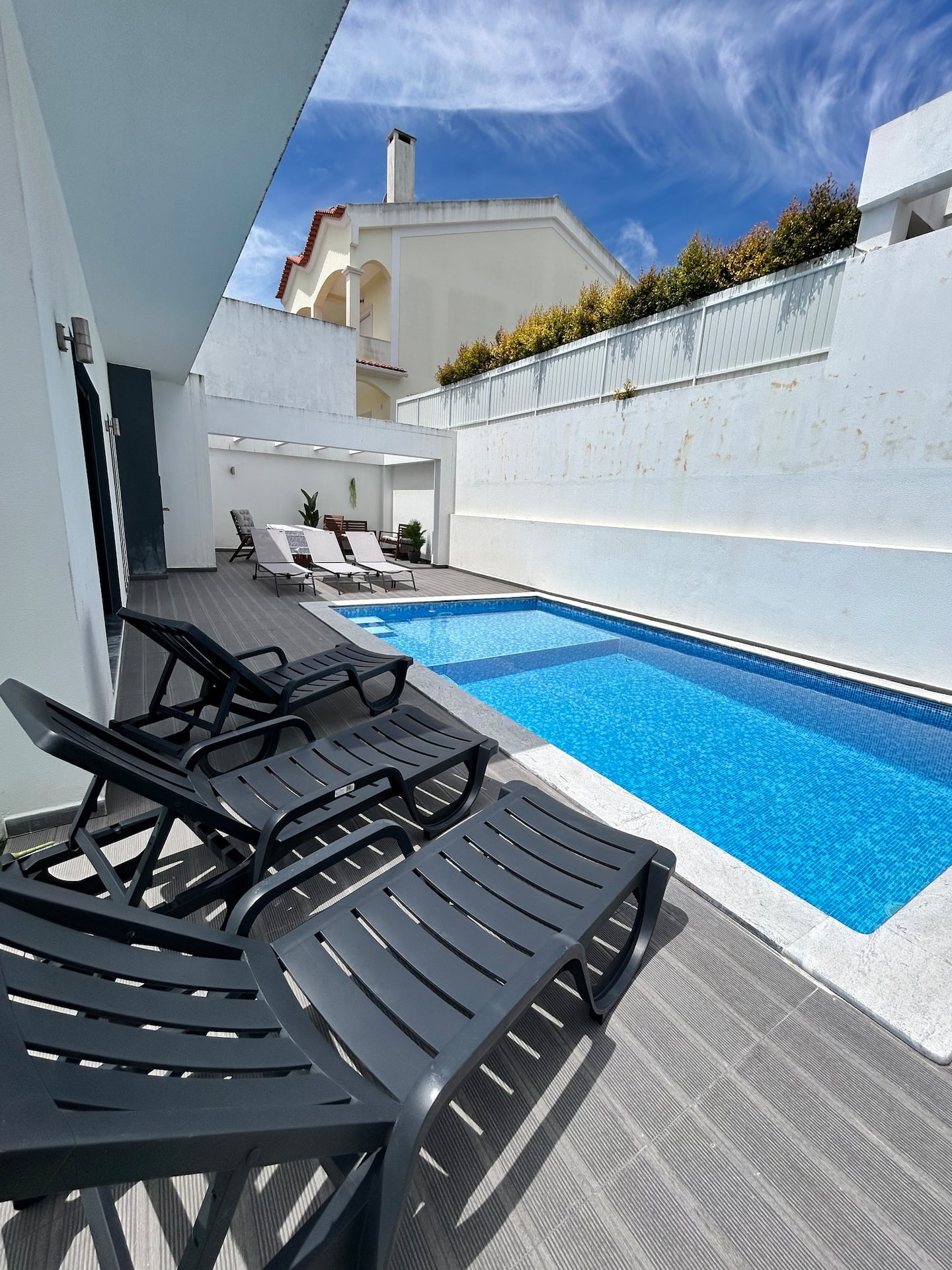 Piscine et transats