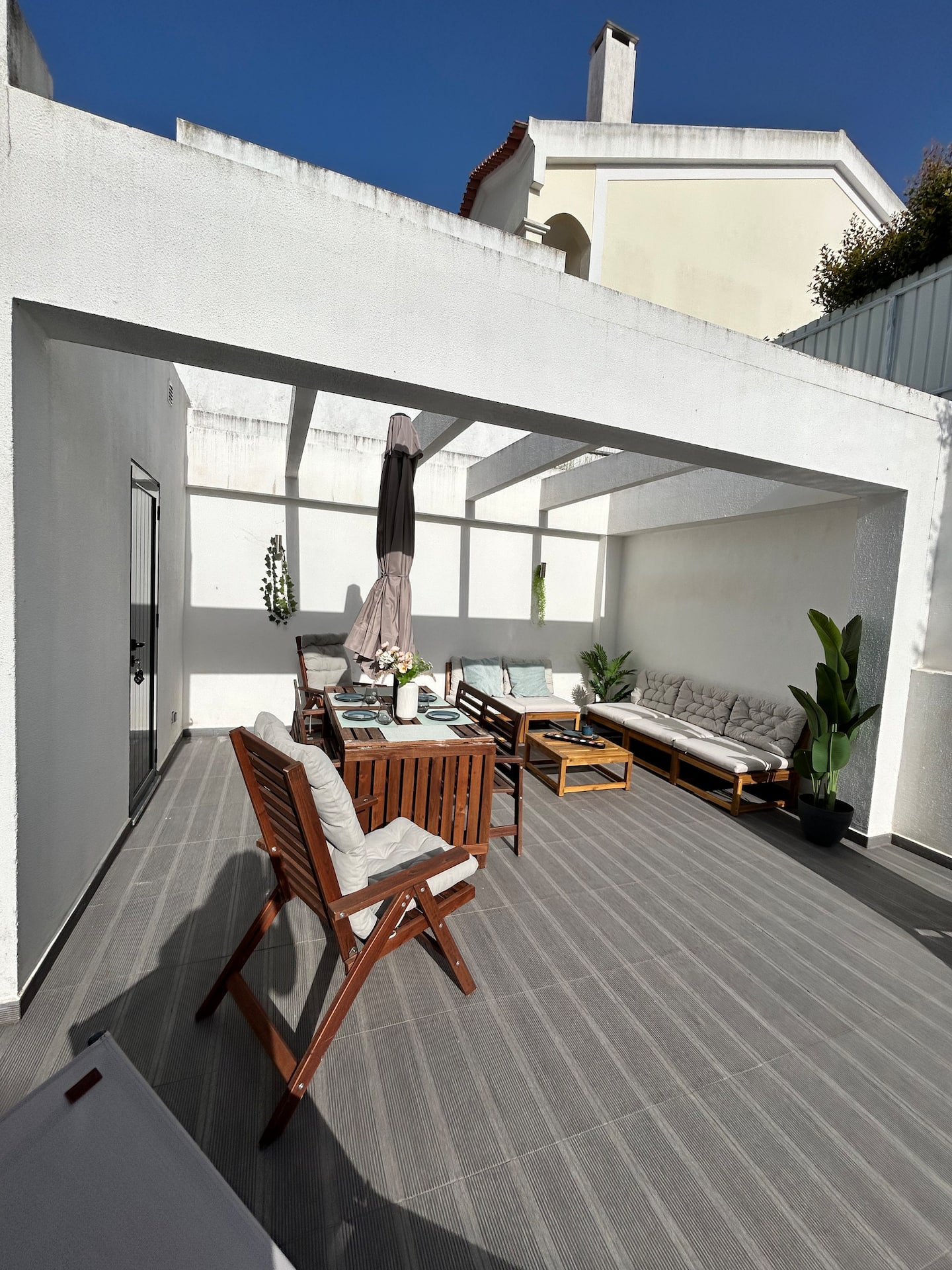 Grande terrasse avec salon d'extérieur