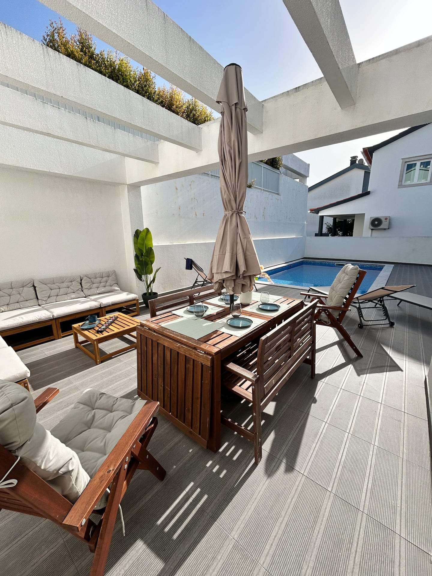 Espace repas en terrasse